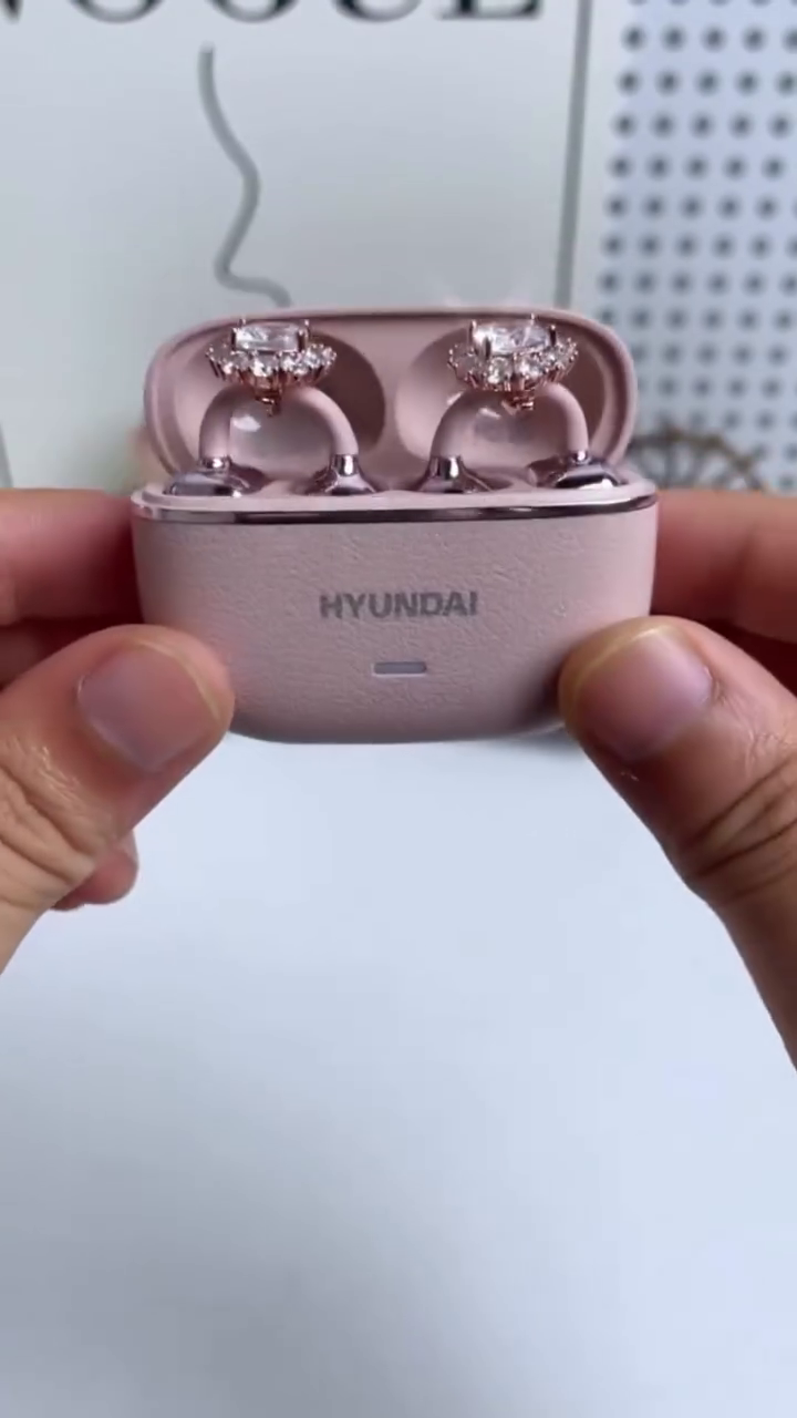 HYUNDAI C7 Clip-On Wireless Earphones – Panoramic Sound, Secure Earclip Design & Waterproof Comfort for Work, Fitness, and Daily Use