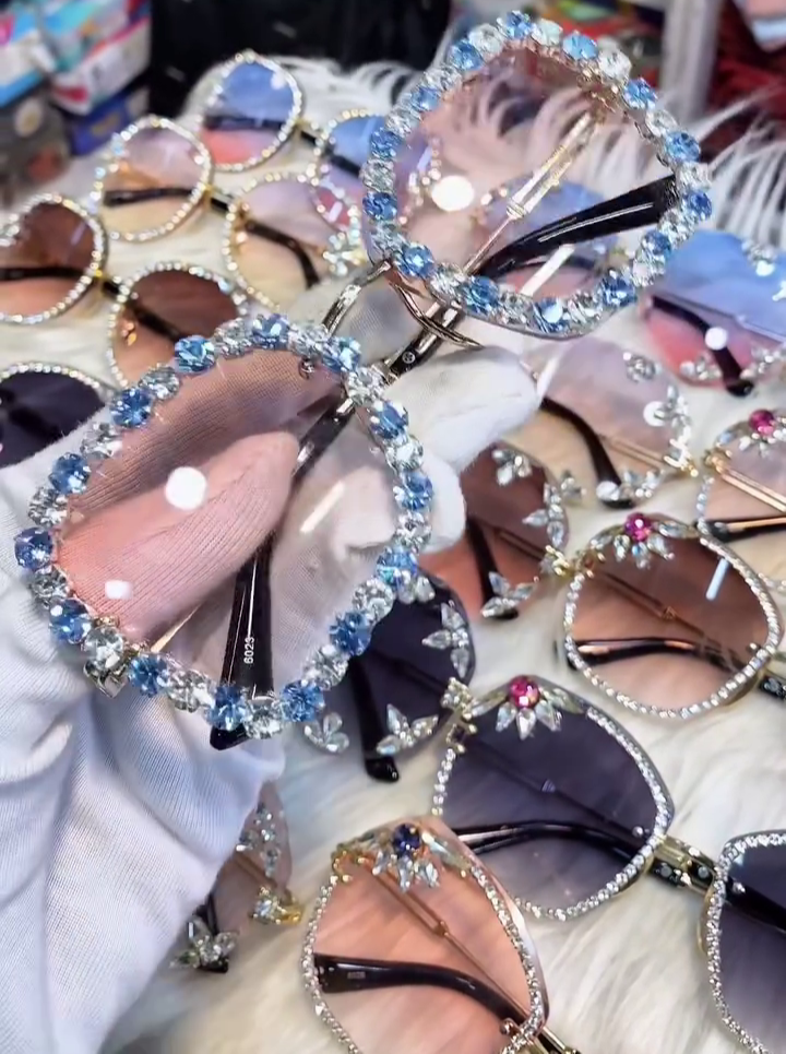Oversized Diamond Sunglasses for Women – Rhinestone-Studded Vintage Sparkling Eyewear for Parties & Glamorous Style