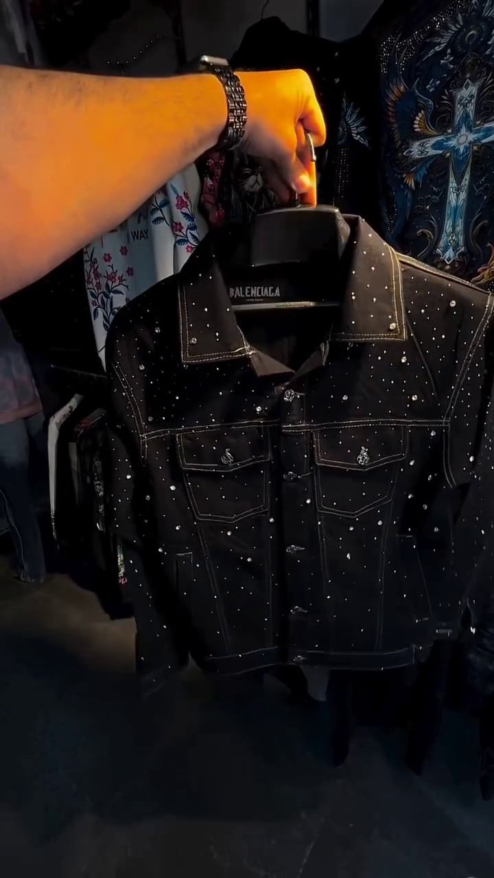 Men’s Slim Short Denim Jacket – Stylish Button-Up Jeans Coat with Diamond Detailing for Modern Casual Wear