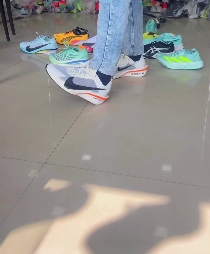 Nike Vaporfly 4 Men’s Road Racing Shoes – Lightweight, High-Performance Running Footwear for Speed and Endurance