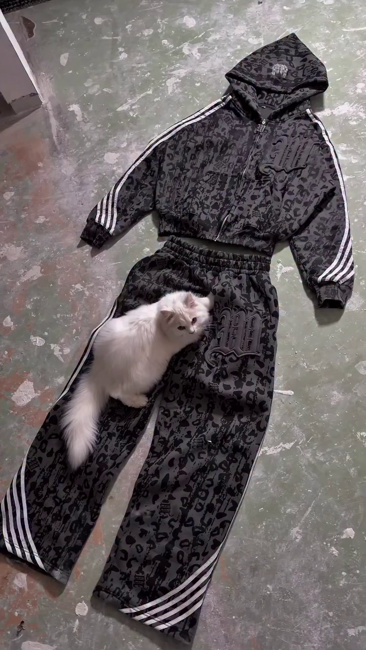 Unisex Grey Comfy Outerwear – One Size Cozy Jacket with Functional Pockets for Men and Women